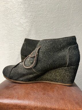 Toms Wedge Olive Green Herringbone Shoes